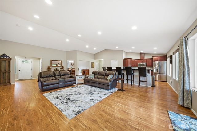 946 Paine Road, Castle Rock, WA 98611