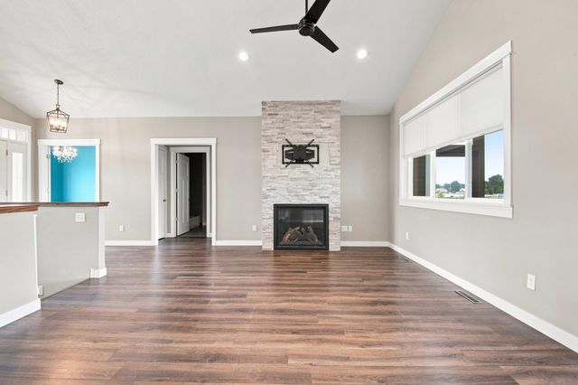 515 21st Place NE, Kasson, MN 55944