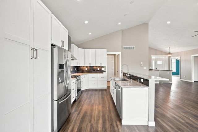 515 21st Place NE, Kasson, MN 55944