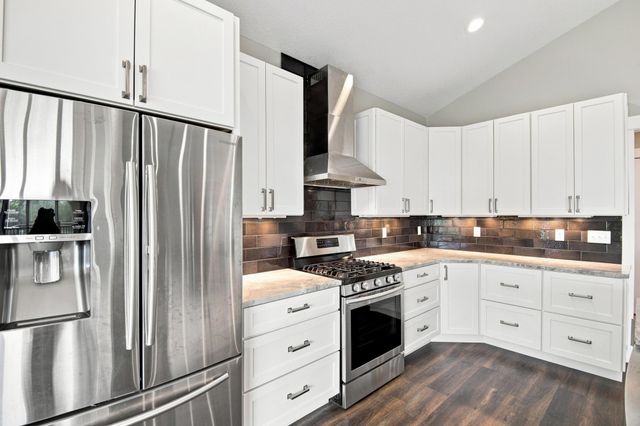 515 21st Place NE, Kasson, MN 55944