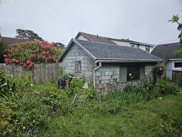 1421 Nw 17TH St, Lincoln City, OR 97367