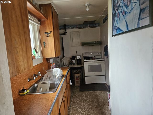 1421 Nw 17TH St, Lincoln City, OR 97367