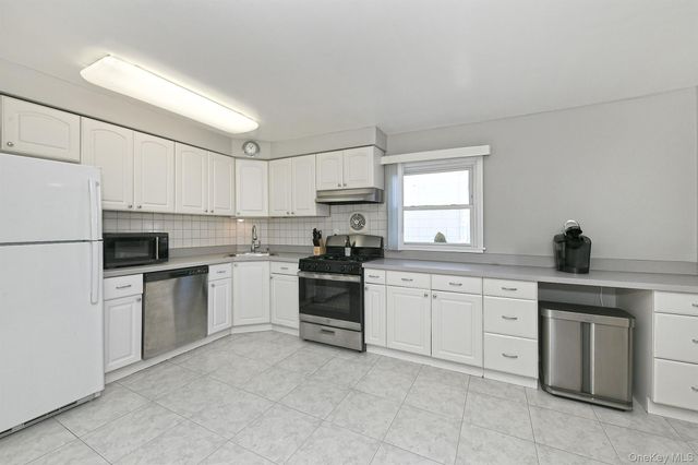 2086 Washington Avenue, Seaford, NY 11783