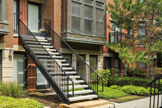 834 W Village Court, Chicago, IL 60608