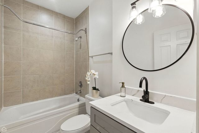 834 W Village Court, Chicago, IL 60608