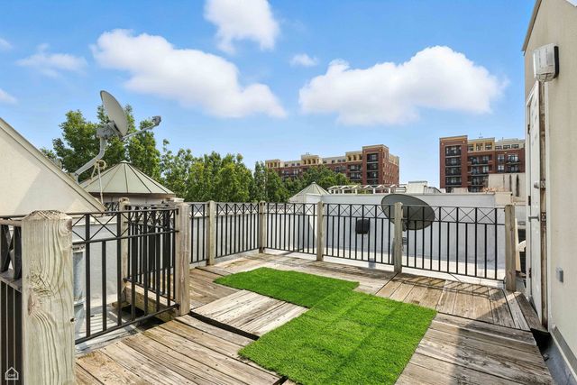 834 W Village Court, Chicago, IL 60608