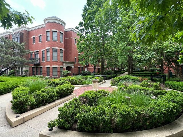 834 W Village Court, Chicago, IL 60608