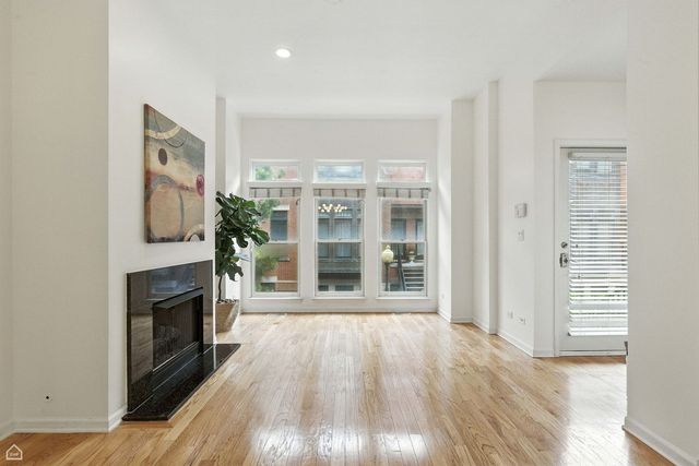 834 W Village Court, Chicago, IL 60608