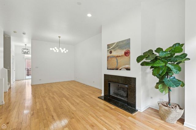 834 W Village Court, Chicago, IL 60608