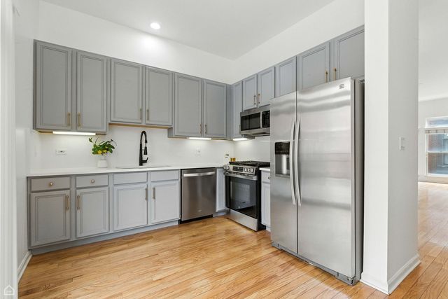 834 W Village Court, Chicago, IL 60608