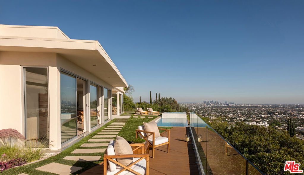 Image 1 of property listing at 8515 Hedges Way, West Hollywood, CA 90069