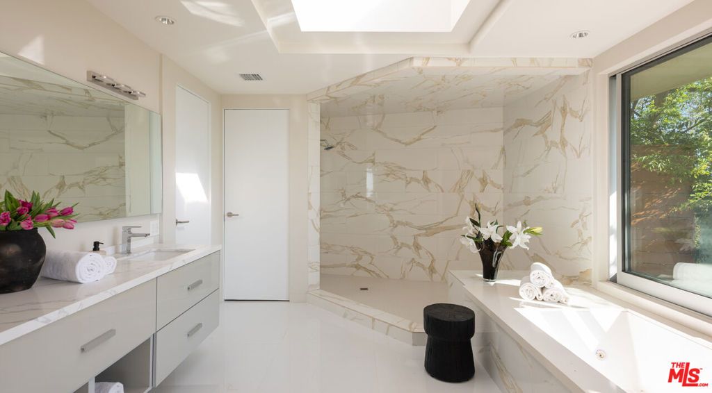 Image 13 of property listing at 8515 Hedges Way, West Hollywood, CA 90069