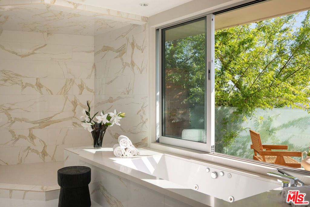 Image 14 of property listing at 8515 Hedges Way, West Hollywood, CA 90069
