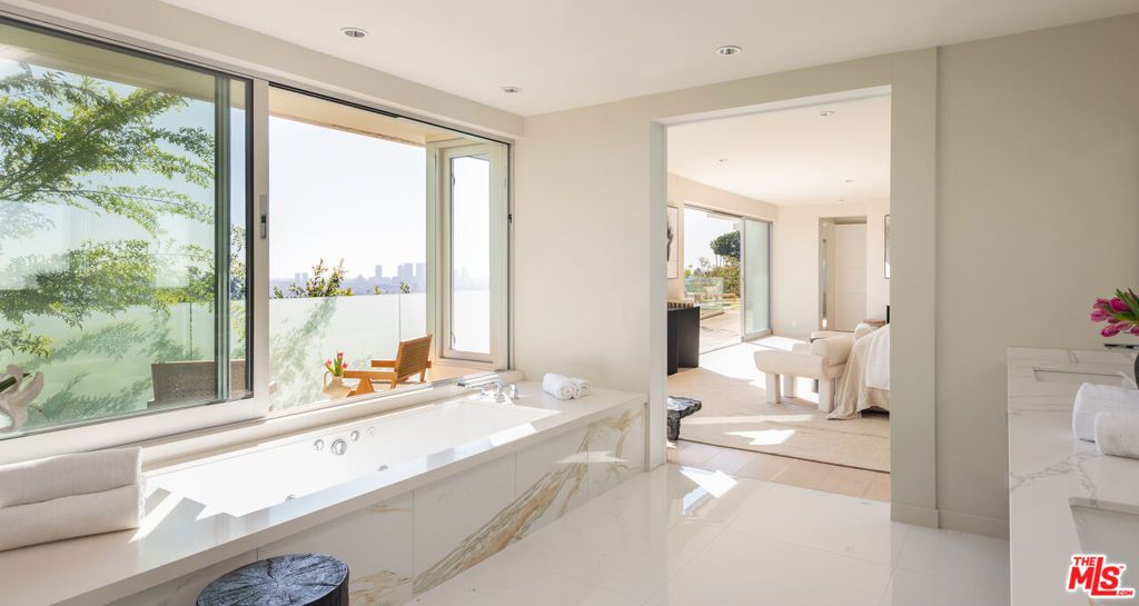 Image 15 of property listing at 8515 Hedges Way, West Hollywood, CA 90069