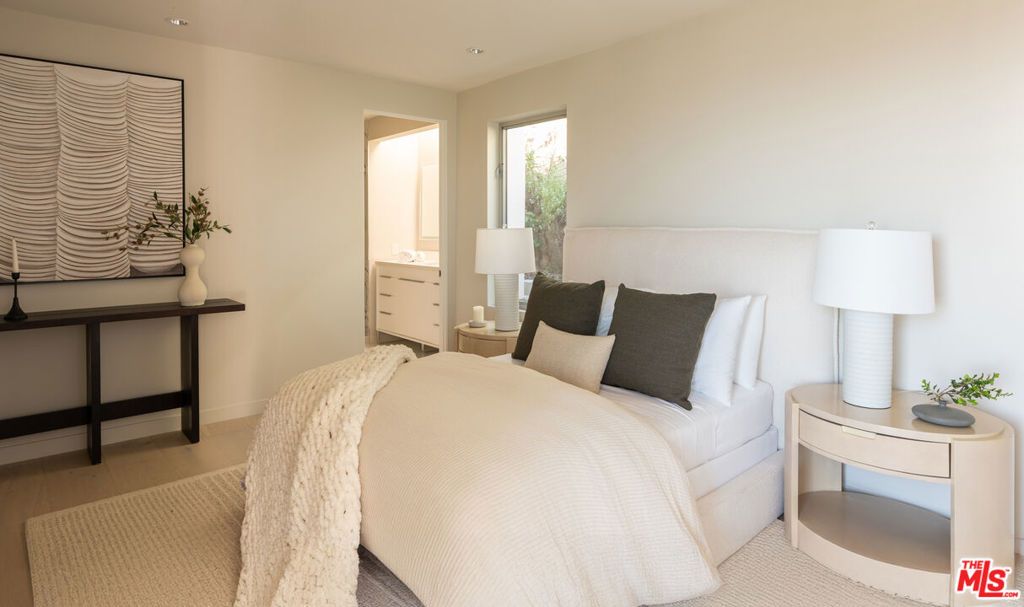 Image 16 of property listing at 8515 Hedges Way, West Hollywood, CA 90069