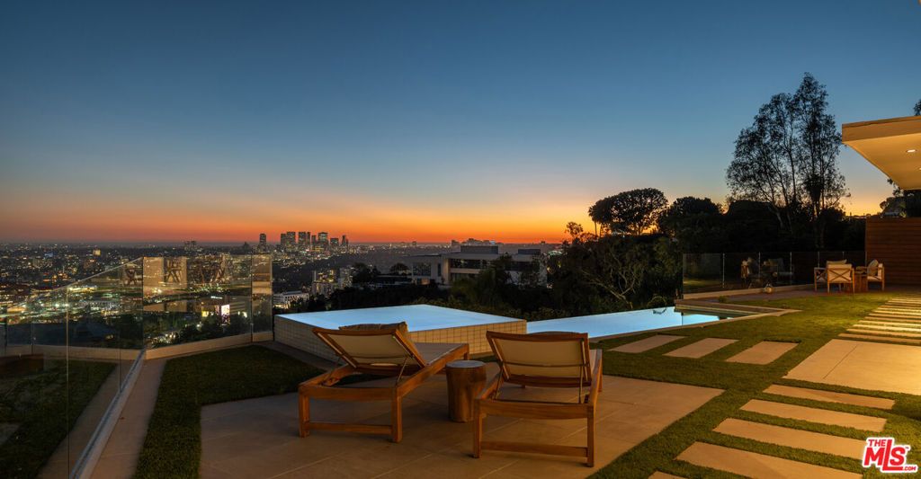 Image 18 of property listing at 8515 Hedges Way, West Hollywood, CA 90069