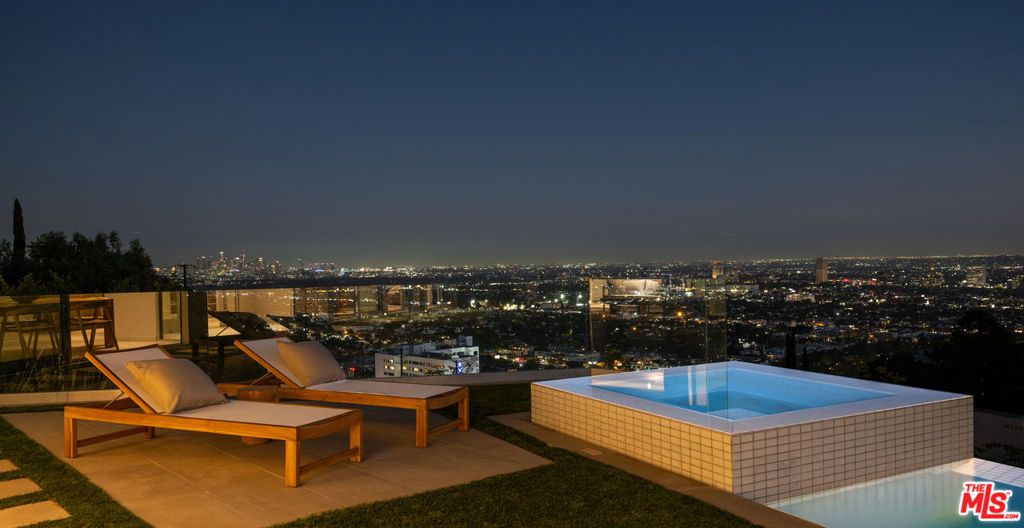 Image 24 of property listing at 8515 Hedges Way, West Hollywood, CA 90069