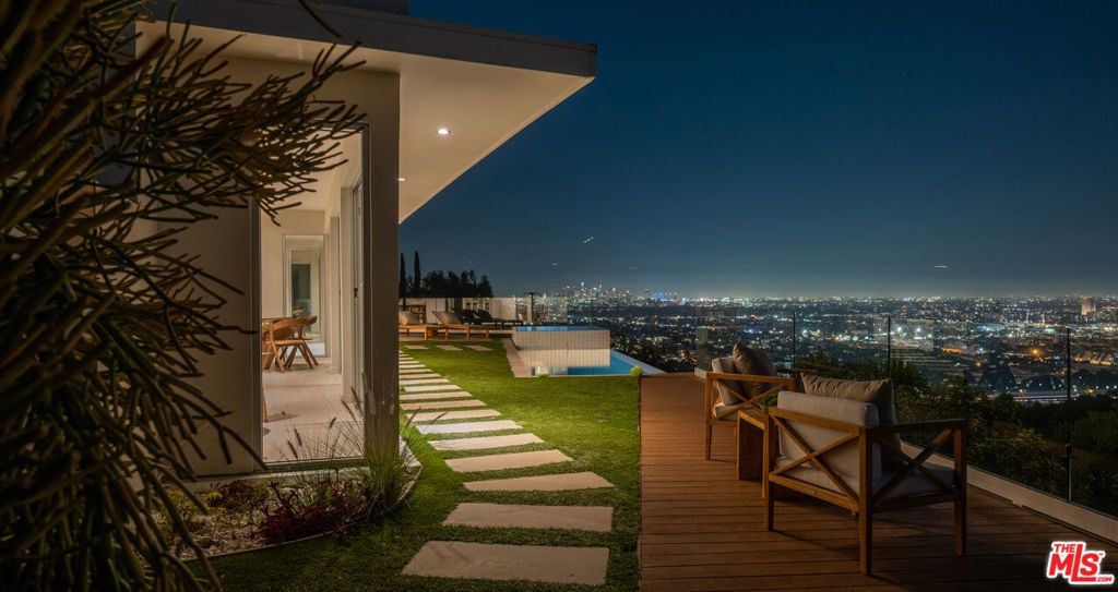 Image 25 of property listing at 8515 Hedges Way, West Hollywood, CA 90069