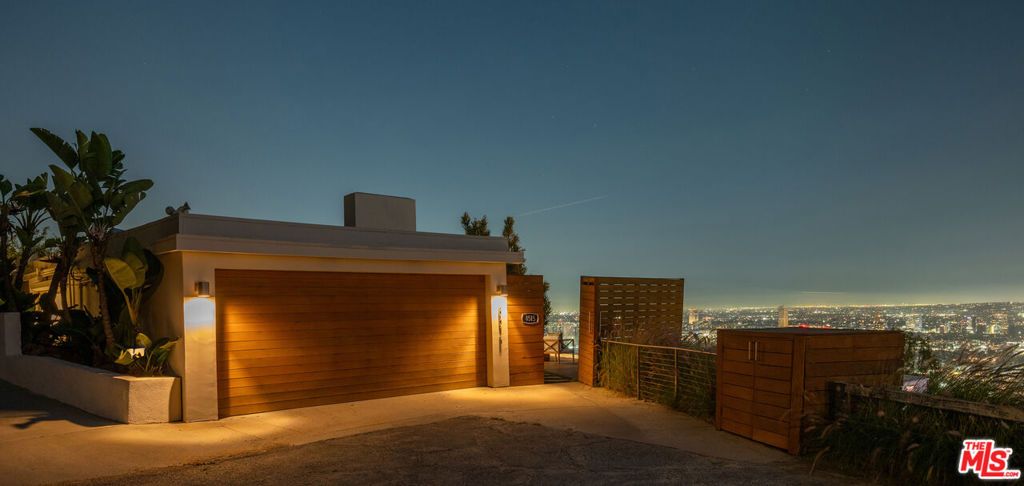 Image 26 of property listing at 8515 Hedges Way, West Hollywood, CA 90069