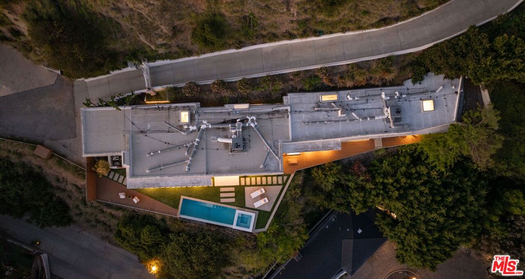 Image 27 of property listing at 8515 Hedges Way, West Hollywood, CA 90069