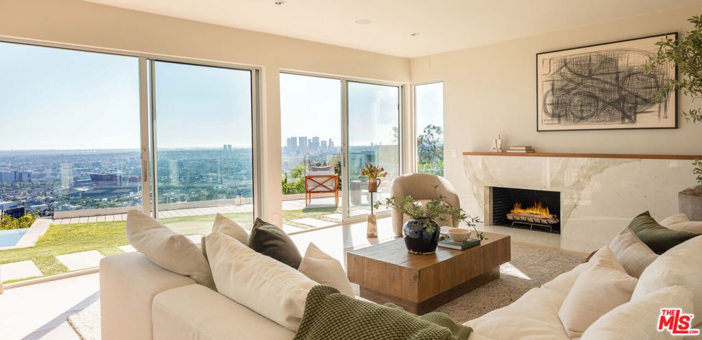 Image 5 of property listing at 8515 Hedges Way, West Hollywood, CA 90069