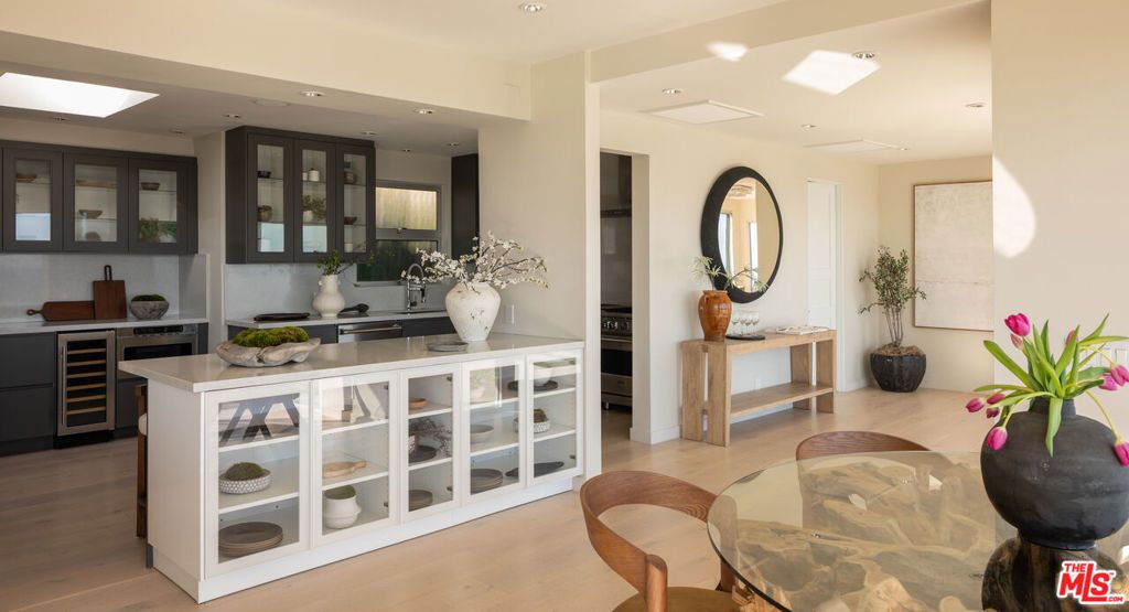 Image 7 of property listing at 8515 Hedges Way, West Hollywood, CA 90069