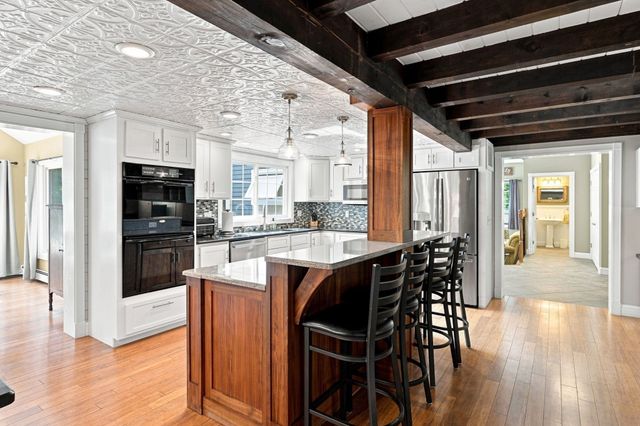 61 Breakneck Rd, Sturbridge, MA 01566