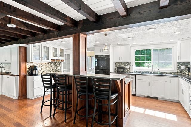 61 Breakneck Rd, Sturbridge, MA 01566