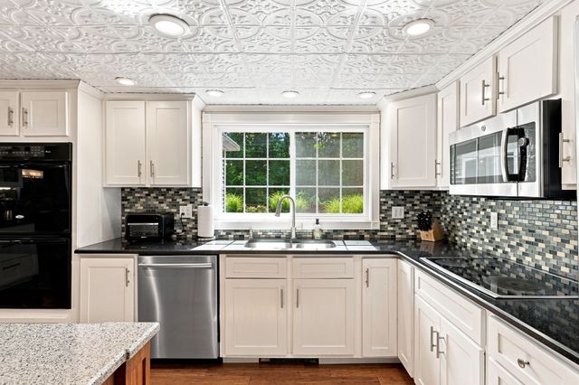 61 Breakneck Rd, Sturbridge, MA 01566
