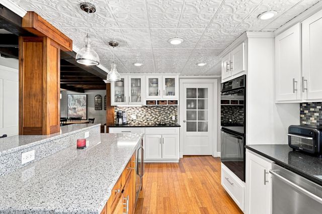 61 Breakneck Rd, Sturbridge, MA 01566