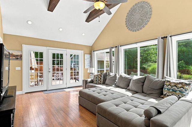 61 Breakneck Rd, Sturbridge, MA 01566