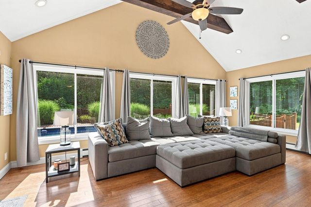 61 Breakneck Rd, Sturbridge, MA 01566