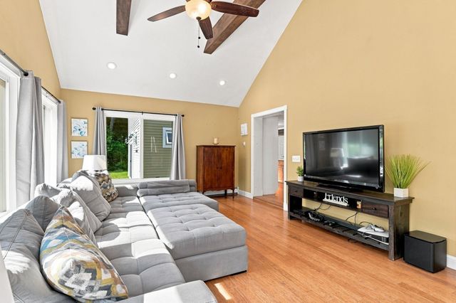 61 Breakneck Rd, Sturbridge, MA 01566
