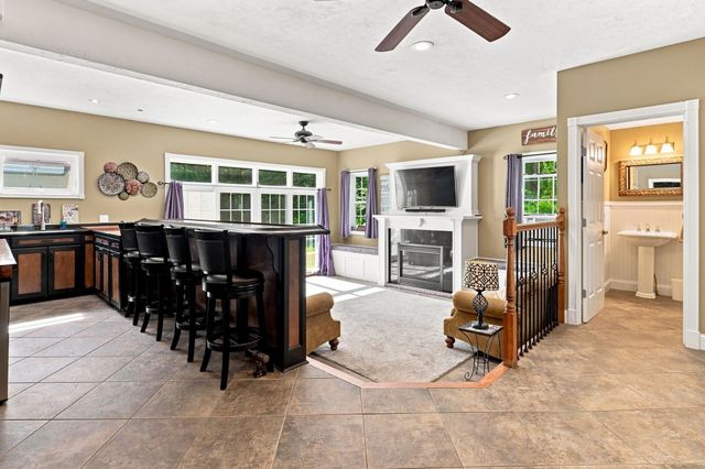 61 Breakneck Rd, Sturbridge, MA 01566