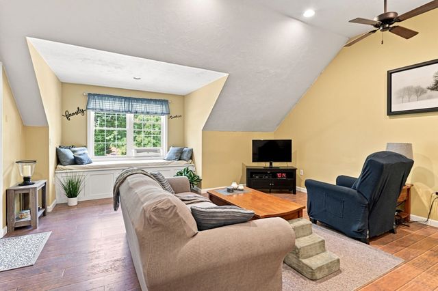 61 Breakneck Rd, Sturbridge, MA 01566
