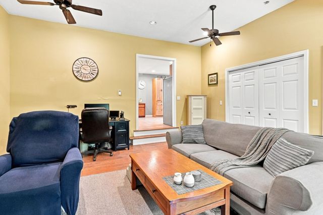 61 Breakneck Rd, Sturbridge, MA 01566