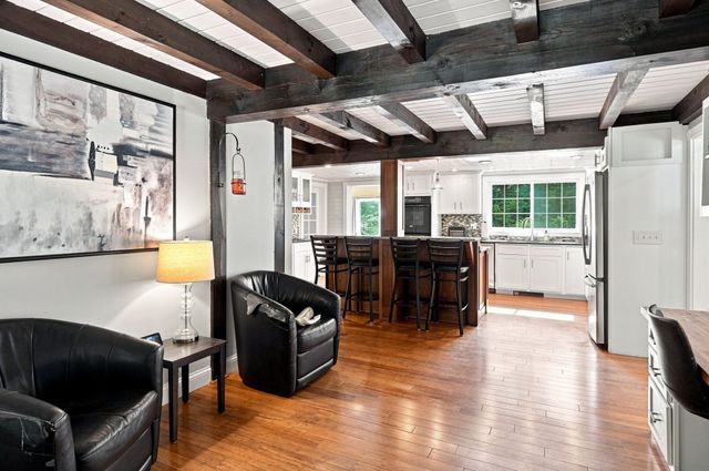 61 Breakneck Rd, Sturbridge, MA 01566