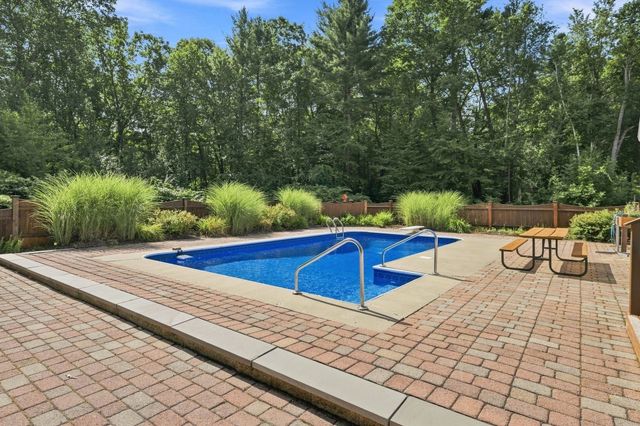 61 Breakneck Rd, Sturbridge, MA 01566