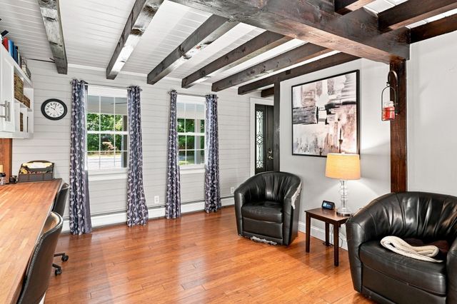 61 Breakneck Rd, Sturbridge, MA 01566