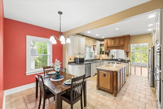 237 Ridgewood Avenue, Davenport, IA 52803