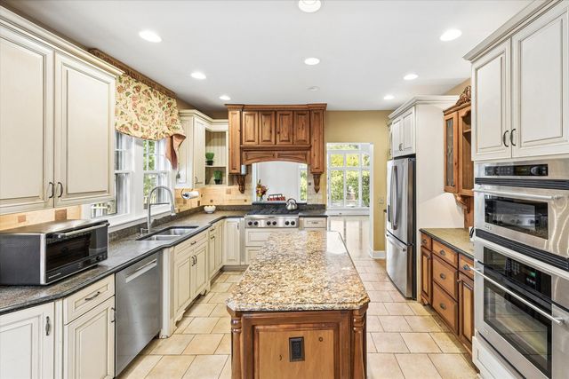 237 Ridgewood Avenue, Davenport, IA 52803