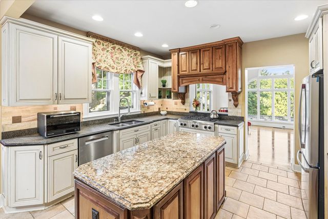 237 Ridgewood Avenue, Davenport, IA 52803