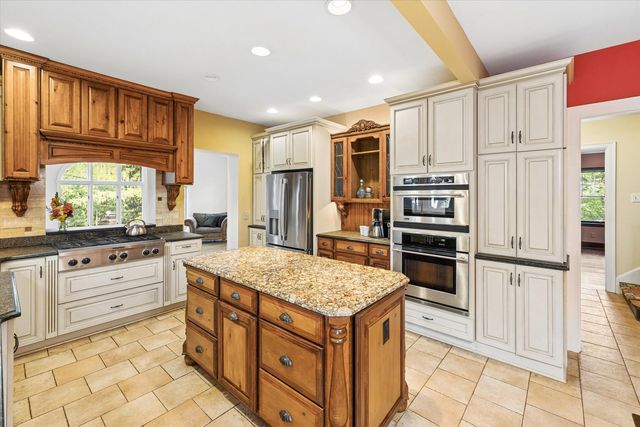 237 Ridgewood Avenue, Davenport, IA 52803