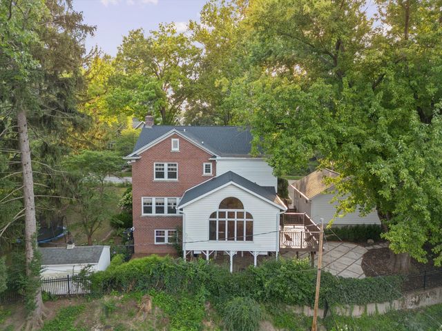 237 Ridgewood Avenue, Davenport, IA 52803
