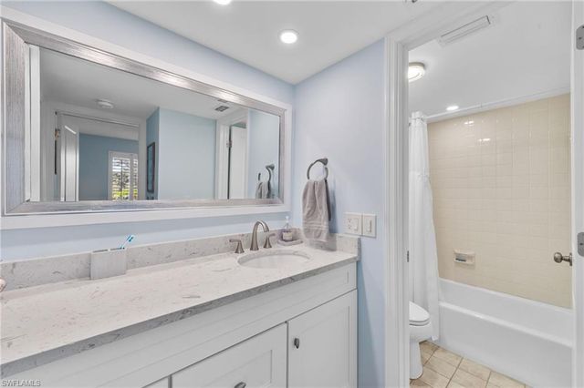 105 Penny LN # 5, Naples, FL 34112