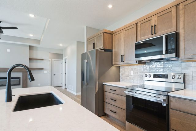 345 Dutch Dr, Robins, IA 52328