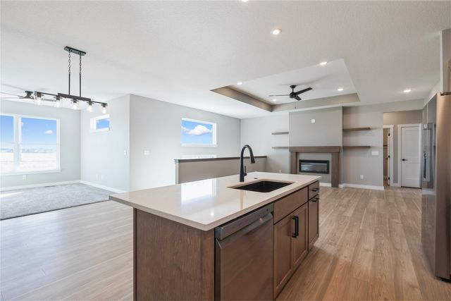 345 Dutch Dr, Robins, IA 52328