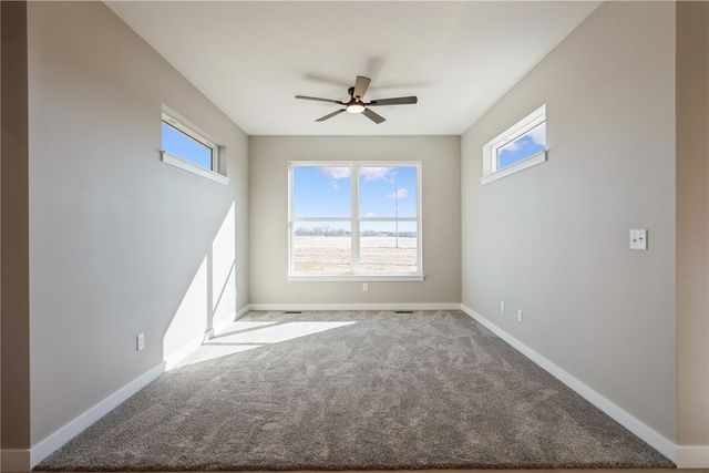 345 Dutch Dr, Robins, IA 52328