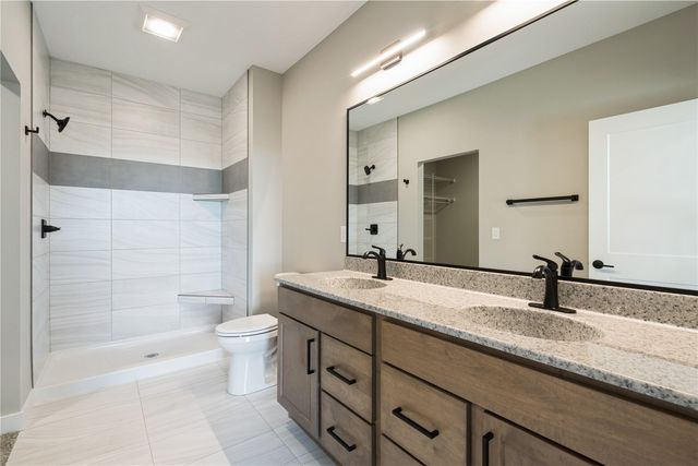 345 Dutch Dr, Robins, IA 52328