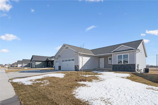 345 Dutch Dr, Robins, IA 52328